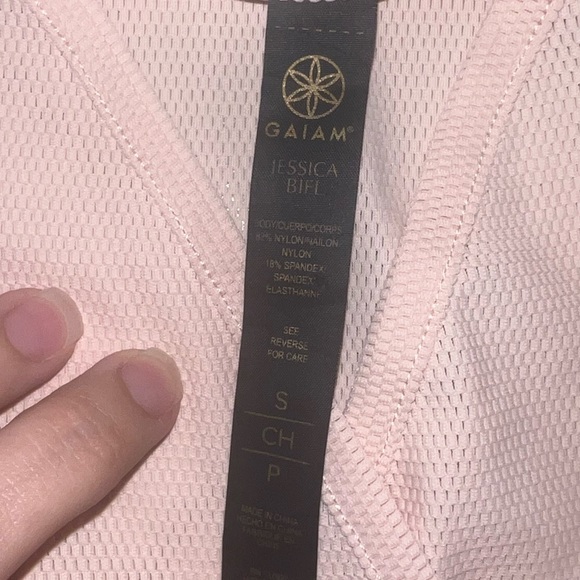 Gaiam Jessica Biel Mesh Wrap Cropped Madison Coming & Going Wrap; Peach (S) - Picture 3 of 3